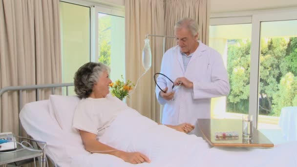 Arzt misst Blutdruck seines Patienten — Stockvideo
