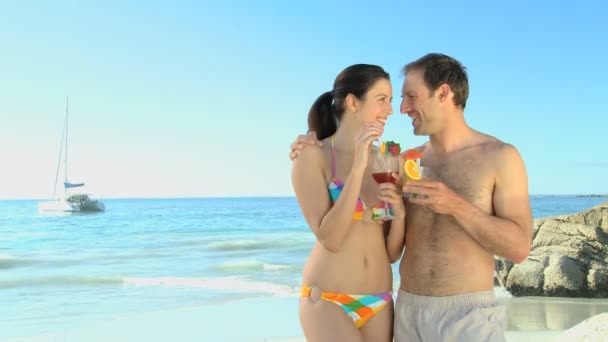 Schönes Paar mit Cocktails, das in die Kamera schaut — Stockvideo