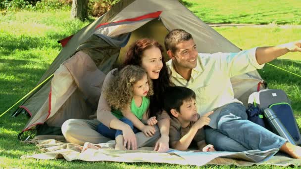 Familie schaut sich die Landschaft vor dem Zelt an — Stockvideo