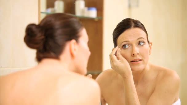 Frau zupft Augenbrauen mit Pinzette — Stockvideo