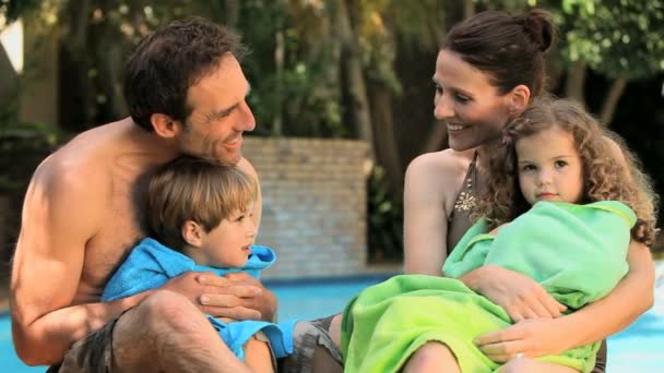 Familjen skrattar efter pool — Stockvideo