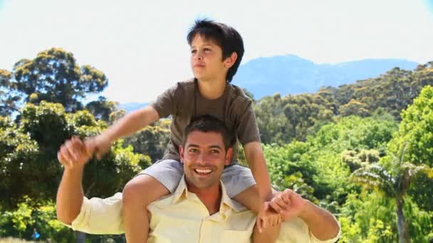 Papá llevando hijo y disfrutando del tiempo juntos — Vídeo de stock