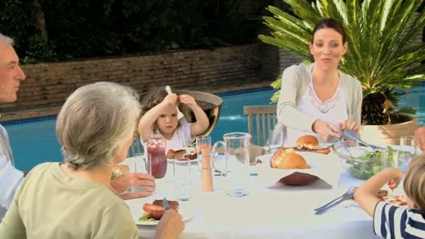 Famille mignonne déjeuner dans le jardin — Video