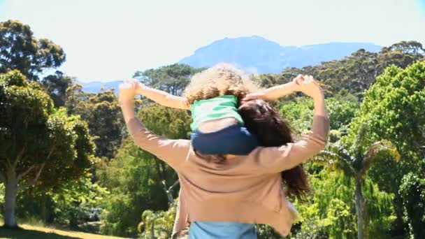 Mom carrying her daughter — Stock Video