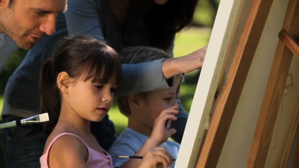 Les enfants peignent une toile avec leurs parents — Video