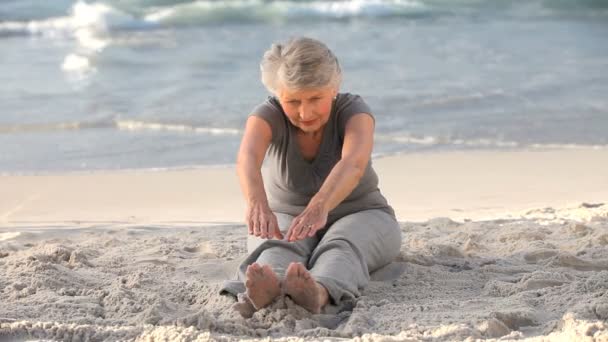 Femme âgée faisant un exercice de flexibilité — Video