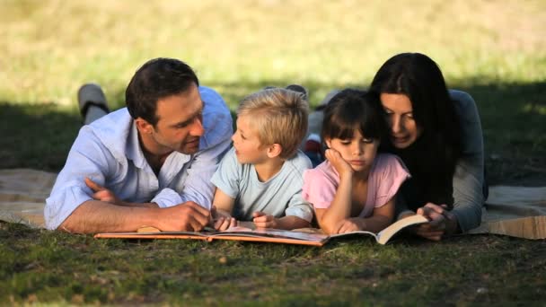 Familie op zoek boeken en genieten van een goede weer — Stockvideo