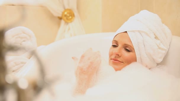 Hermosa mujer relajándose en el baño — Vídeos de Stock