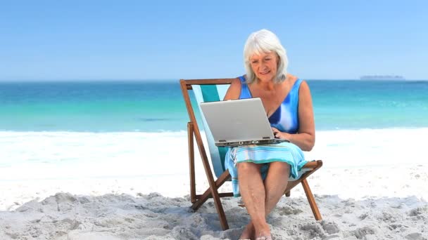 老年的妇女使用的便携式计算机 — 图库视频影像