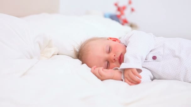 Baby schläft auf einem Bett — Stockvideo