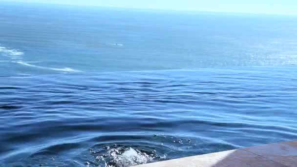 Femme immergeant son corps dans l'eau — Video