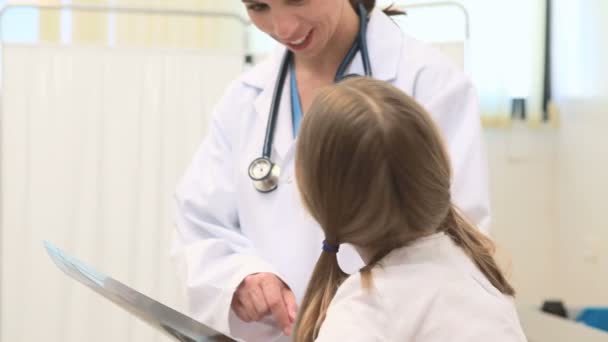 Doctor holding x-rays with a patient — Stock Video