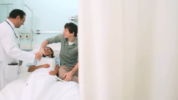 Ostetrica parlando con una donna e suo marito su un letto d'ospedale — Video Stock