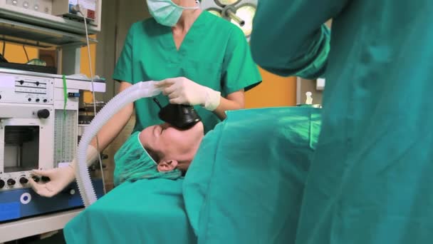 Nurse holding a mask while looking at surgeon — Stock Video