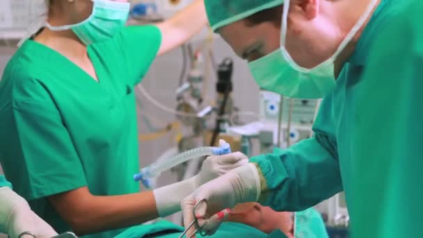 Equipe cirúrgica olhando para um paciente — Vídeo de Stock