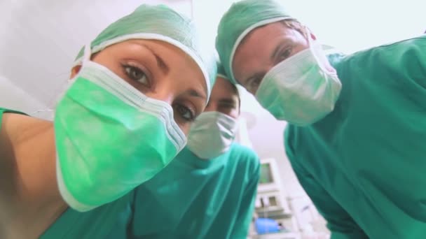 Focus on a surgical team taking off an anesthesia mask — Stock Video