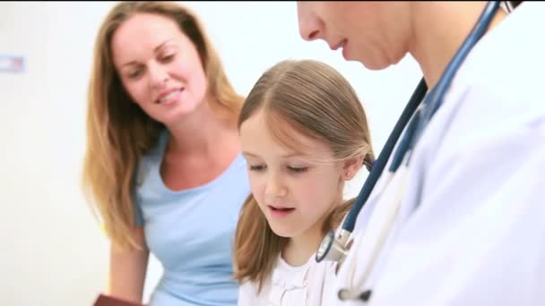 Mutter und Tochter mit Arzt im Krankenhaus — Stockvideo