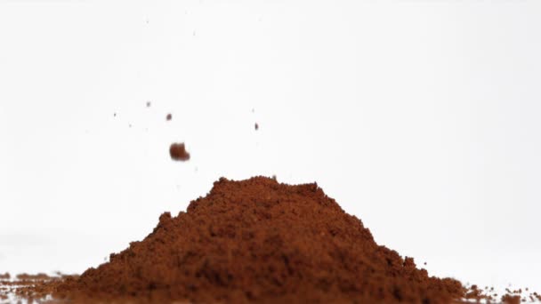 Coffee powder falling in super slow motion — Stock Video