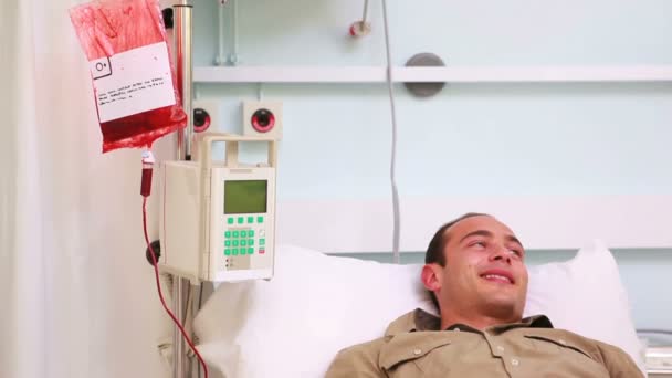 Uśmiechnięty pacjent transfuzji — Wideo stockowe