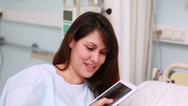 Madre usando una tableta para tomar una foto de un bebé recién nacido — Vídeos de Stock