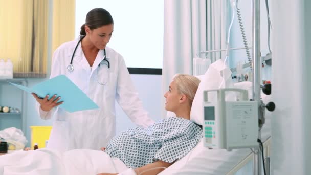 Obstetra conversando com uma paciente grávida sorridente — Vídeo de Stock