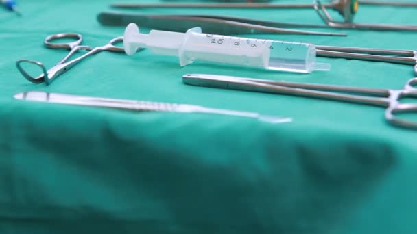 Fechar-se de instrumentos cirúrgicos em uma mesa — Vídeo de Stock