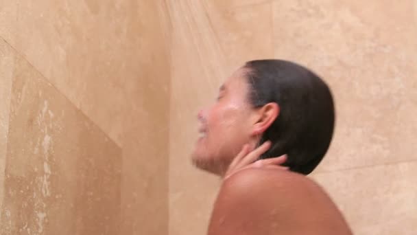 Naakte vrouw die een douche nemen — Stockvideo