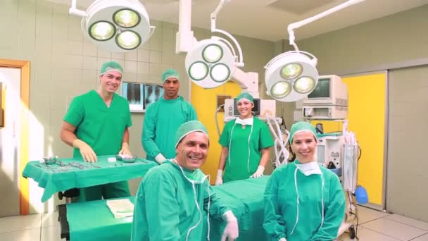 Varios cirujanos que rodean una mesa de operaciones — Vídeo de stock