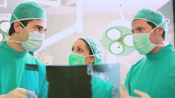 Close up of a surgical team analysing a X-ray — Stock Video