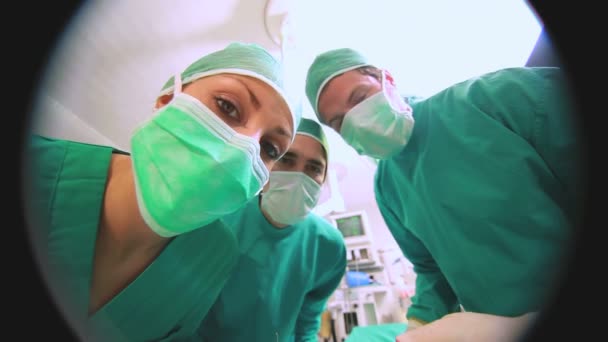 Vue d'un patient regardant l'équipe médicale — Video