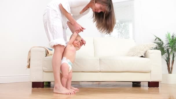 Kvinnan promenader med en baby — Stockvideo