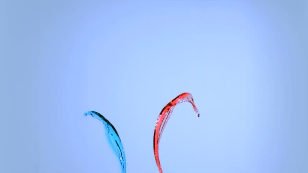 Salpicaduras de líquido de color en cámara súper lenta — Vídeos de Stock