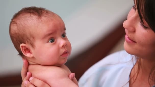 Mutlu anne bebek bezi erkek bir bebek tutan — Stok video