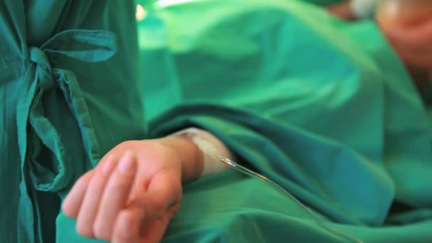 Young anesthetist holding mask over patient's mouth — Stock Video