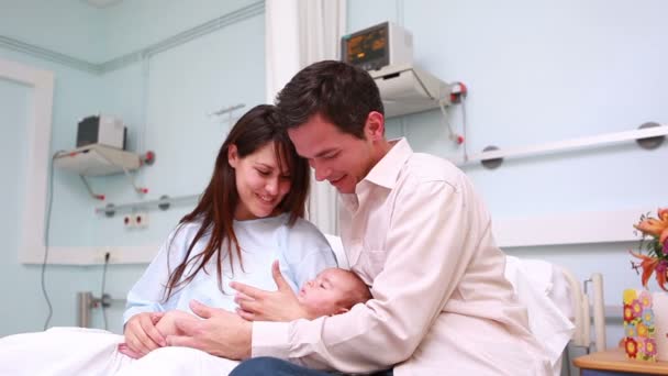 Pai segurando seu bebê — Vídeo de Stock