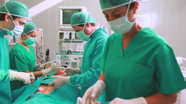 Концентрированные хирурги — стоковое видео