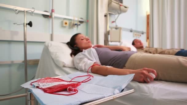 Patienten erhalten eine Bluttransfusion — Stockvideo