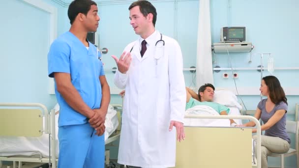 Homme infirmier parlant à un médecin — Video