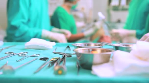 Cirujanos mirando a su paciente — Vídeo de stock
