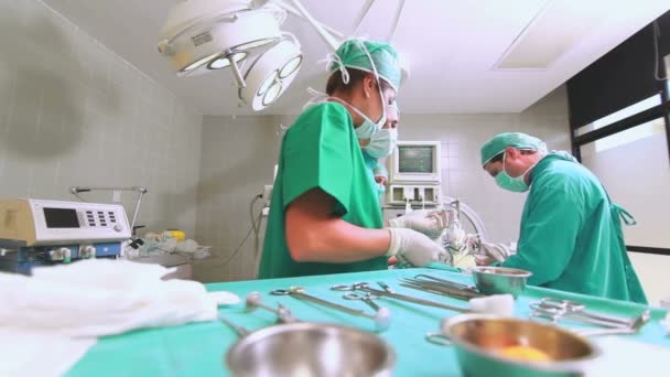 Vista lateral de un equipo médico que opera — Vídeo de stock