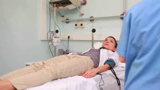 Transfusionspatienten und eine Krankenschwester im Gespräch — Stockvideo