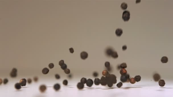 Les grains de poivre noir tombent au ralenti — Video