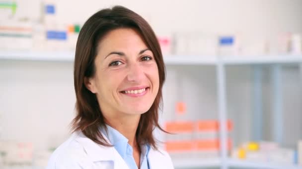 Mujer sonriente farmacéutico — Vídeo de stock