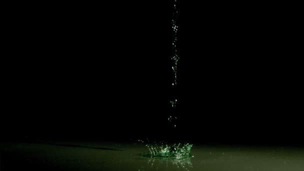 Gocciolamento di liquidi in super slow motion sulla superficie dell'acqua — Video Stock