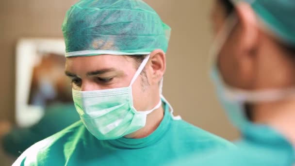 Chirurg zespół patrząc na pacjenta — Wideo stockowe