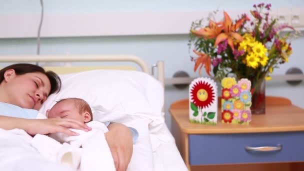 Mãe e bebê dormindo na mesma cama — Vídeo de Stock