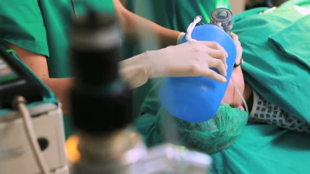 Chirurg legt einem Patienten eine Reanimationstasche an — Stockvideo