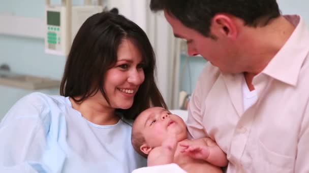 Mutter betrachtet Mann mit neugeborenem Baby — Stockvideo