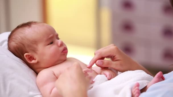 Mère heureuse avec son bébé — Video