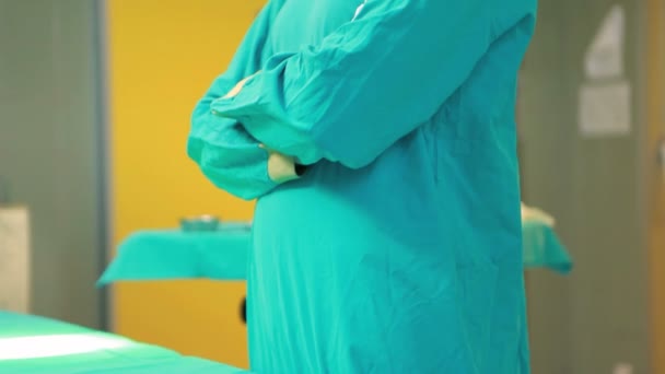 Cerrahî donanımlar giyerken kameraya bakarak hemşire — Stok video